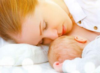 خوابیدن مادر هنگام شیردهی