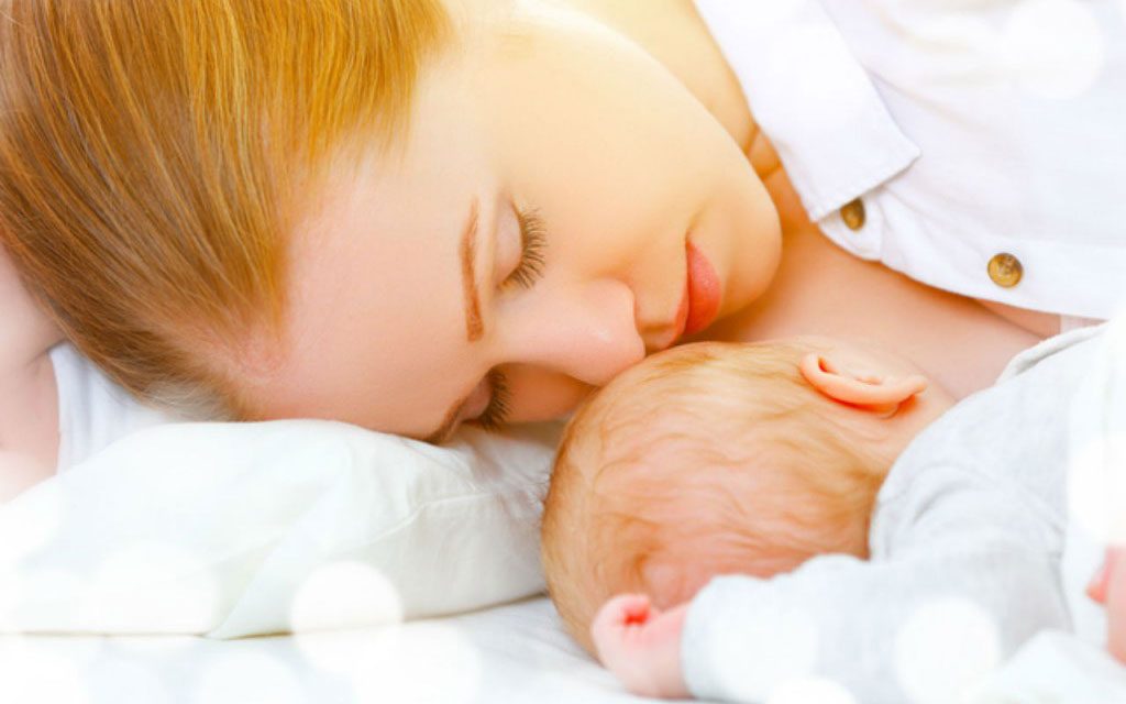 خوابیدن مادر هنگام شیردهی