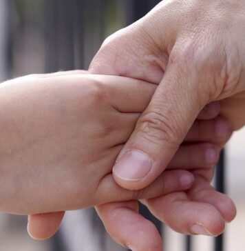 والدین در زندان