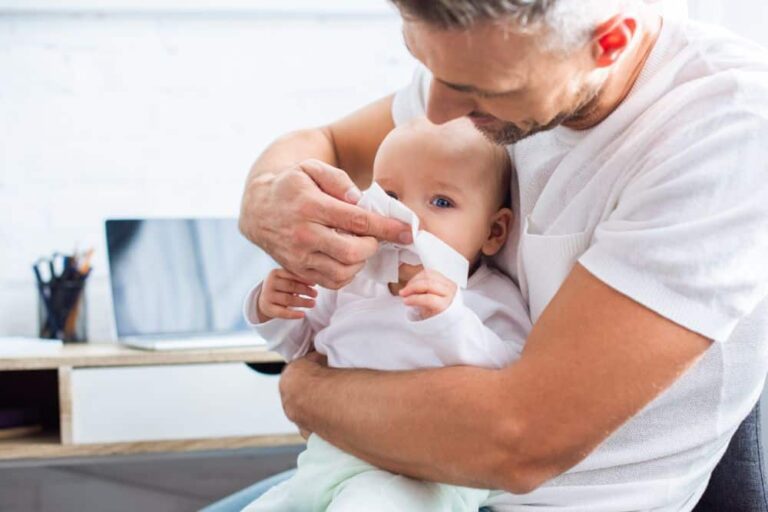 آیا بالا آوردن شیر از بینی در نوزادان طبیعی است؟