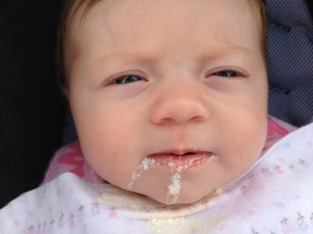 بالا آوردن شیر پنیری در نوزادان