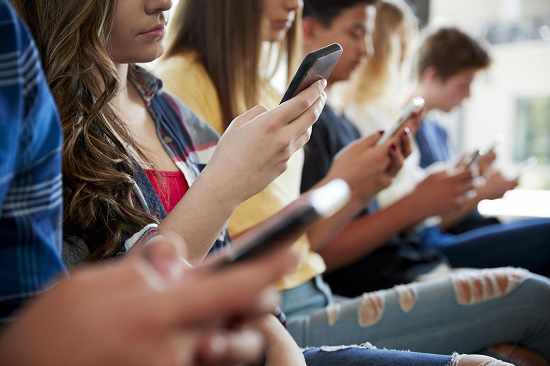 اثرات شبکه های اجتماعی بر نوجوانان