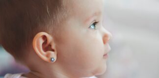 سوراخ کردن گوش نوزاد